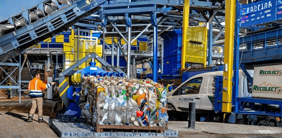 Planta de separación y valorización de Recolect con material enfardado